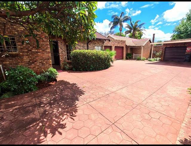 3 BEDROOM HOUSE FOR SALE IN SINOVILLE